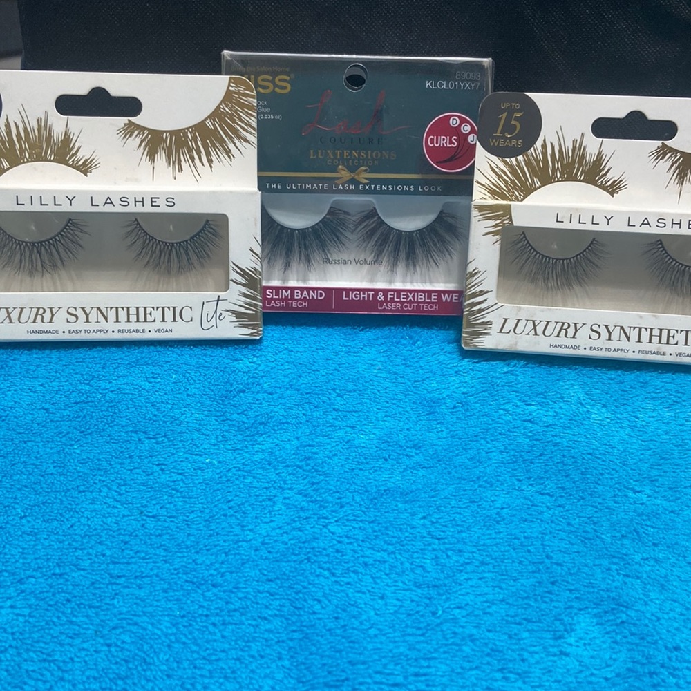 Set of 3 lash extensions sets.